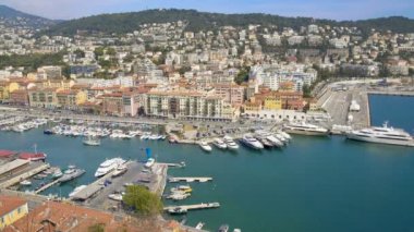 Güzel bağlantı noktası deniz şehir nefes kesen Panoraması ile beyaz yat ve tekne,