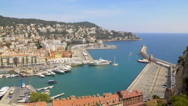 Porto agradável com muitos iates de luxo e barcos, transporte de água, vista aérea — Vídeo de Stock