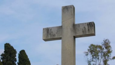 Nice, Fransa, eski taş haçlar ve anıtlar sırası mezarlıkta Chateau