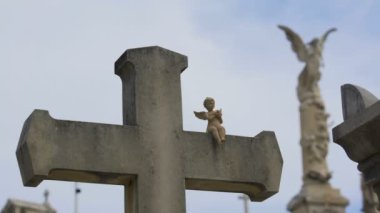 Nice, Fransa Chateau mezarlığında küçük melek heykel ile eski taş çapraz