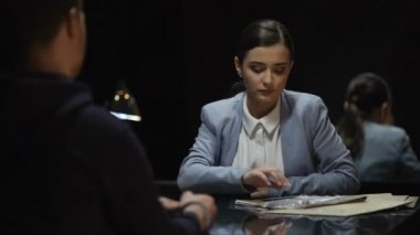 Profesyonel bayan avukat tutuklandı katil kan bıçak kanıt göstererek