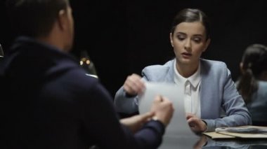 İtiraf suçluluk kağıtları vererek ciddi Bayan polis suç çözme oturum için dostum için