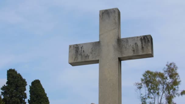 Cementerio de Chateau en Niza, Francia, antiguas cruces de piedra y secuencia de monumentos — Vídeo de stock