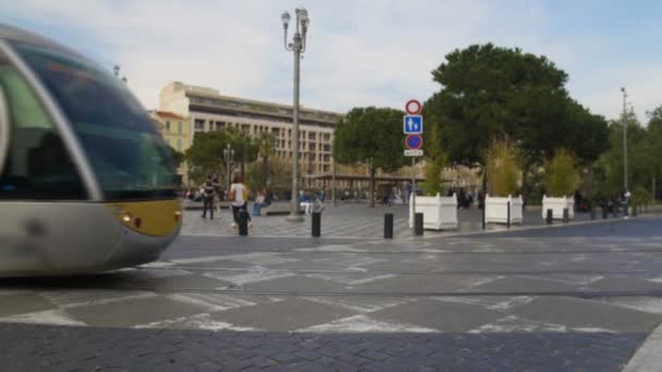 Modern tramvay ile şehir merkezinde, toplu taşıma hareketli yolcu — Stok video