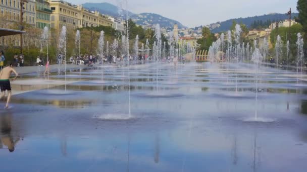 Bambini che si divertono in fontana alla Promenade du Paillon di Nizza, vacanze estive — Video Stock