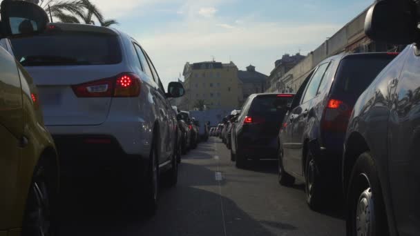 Автомобили, стоящие в пробке, транспорт в центре города, бурная жизнь — стоковое видео