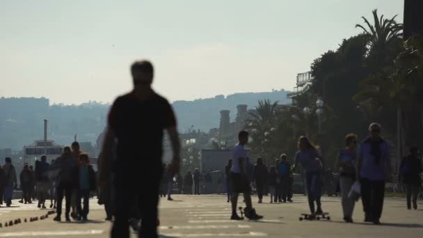 프랑스, 니스 6 월 2016 년경: 도시에 있는 사람들. 제방에 산책 하 고 프랑스 니스에서에서 주말 즐기는 행복 한 사람들 — 비디오