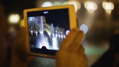 Taşınabilir aygıt, ekrandaki görüntü müzik çeşmeler ile video çekim turizm