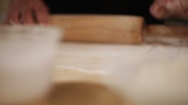 Hamur için otlar, büyükanne bekleyen torun ile Ermeni qutab haddeleme erkek