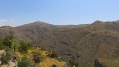Ermeni yaylaları arasında Ağrı Dağı ve Zvartnots Katedrali, havadan görünümü