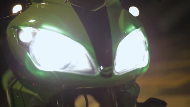 Motorrad mit eingeschaltetem Lichtschalter, nächtliches Straßenrennen, Nahaufnahme — Stockvideo