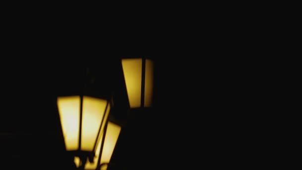 Dark silhouette passing by street lantern, horror story covered with night — Stock Video