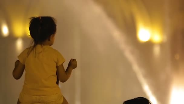 ЕРЕВАН, АРМЕНИЯ - CIRCA JUNE 2017: Люди в городе. Девочка хлопает в ладоши, сидит на плечах отца, смотрит на фонтан — стоковое видео