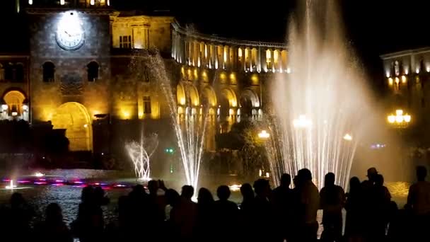 Les touristes observent Fontaine musicale près de Grand bâtiment du gouvernement, Horloge de datation — Video