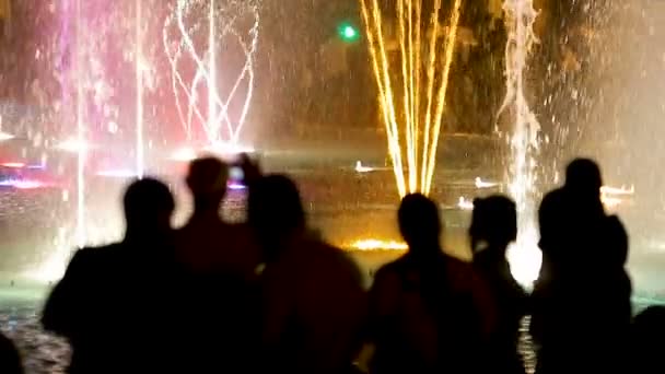 Magnifika skott av belysta dansande fontän på natten i Jerevan, Armenien — Stockvideo