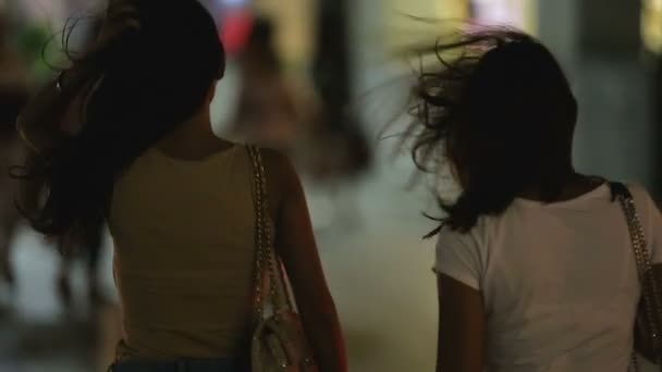 Dos hembras jóvenes se quedan en la acera, tratan de cruzar peatonal, esperar a taxi — Vídeos de Stock