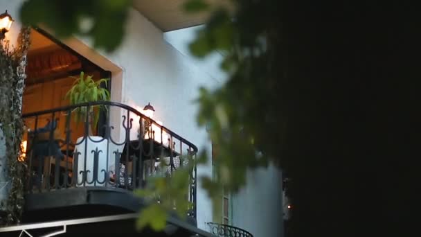 Комфортний балкон, освітлений ліхтарями, оренда квартир, нерухомість — стокове відео