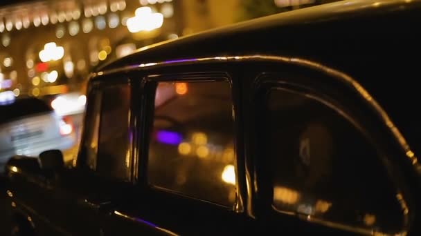 Nachts auf dem Platz der Republik geparktes Retro-Auto, Spiegelbild des Postgebäudes — Stockvideo