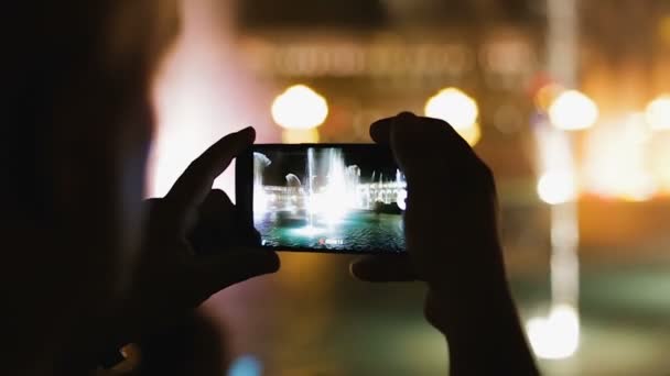 Turist spelar in video med smartphone, Musical Fountains bilden på skärmen — Stockvideo