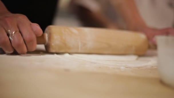 Женщина катит тесто для азербайджанской пиццы qutab, традиционная еда, крупным планом — стоковое видео