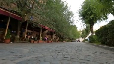 Erivan, Ermenistan - Haziran 2017 yaklaşık: Gezi şehrin. Açık hava Restoran yakınındaki Erivan'da, anıt yürüyen insanlar büyük Art arda sıralı