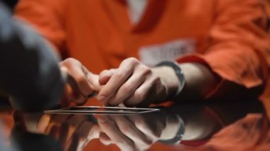 Fotoğraf, polisle soruşturmada işbirliği izlerken kelepçeli şüpheli