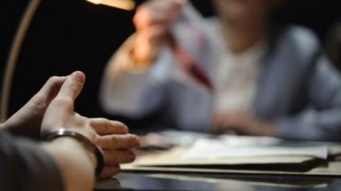Kan şüpheli bıçakla gösterilen, günah çıkarmak için bekleyen kadın savcı