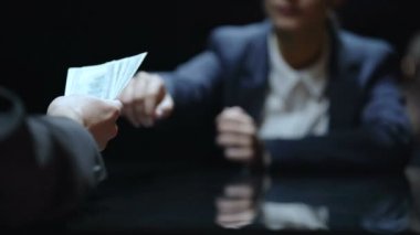 Çalışan gizli bilgi, iş korrupsiyanın ifşa için para alır