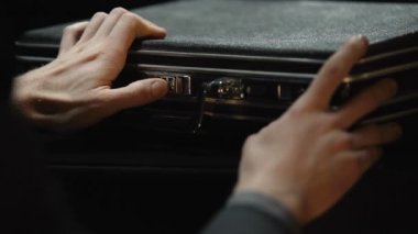 Tüccar kodu bavul içinde çeviren, gizli zulayı, closeup biraz para alır