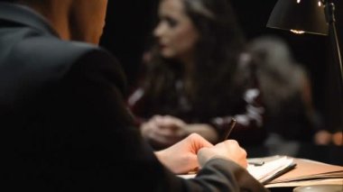 Kadın kurban kanıt seks bağımlılığı, Dedektif yazma tanıklık, closeup verir