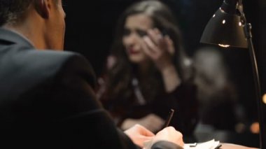 Ağlayan kadın polis kanıt vererek Sorgulama odasında Sigara İçilmeyen