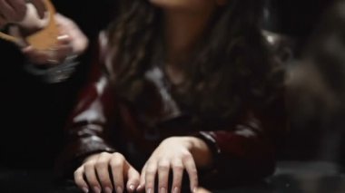 Küstah ve kendine güvenen fahişe kelepçeli sorgulama için bekliyor