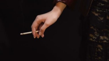 Slutty elbise Sigara İçilmeyen, esmer kadın fahişe iş yerinde