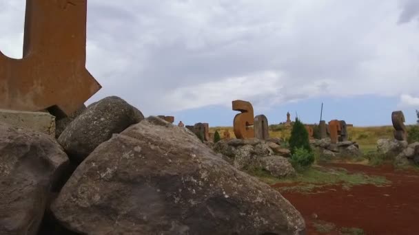 Alfabeto arménio Monumento, letras de pedra gigantes, orgulho nacional, sequência — Vídeo de Stock