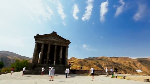 Garni, Armenië - Circa juni 2017: Sightseeing in het dorp. Toeristen nemen van foto's van Garni tempel, symbool van pre-christelijke Armenië — Stockvideo