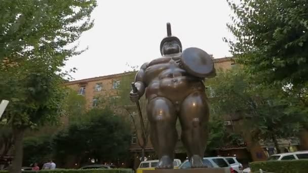 Erevan, ARMENIE - CIRCA JUIN 2017 : Visite de la ville. Statue guerrière romaine et femme fumeuse dans le centre d'art de Cafesjian près de Cascade — Video