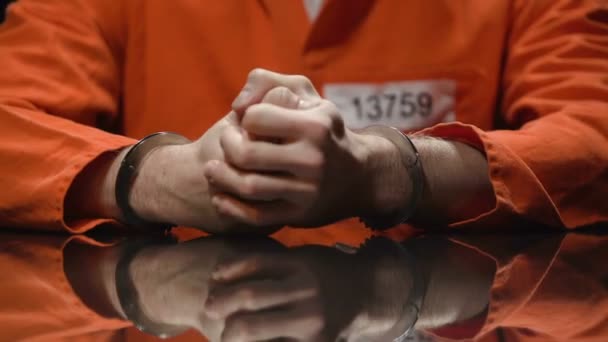 Vězeň má hlavu v zoufalé, cítí lítost o spáchání trestného činu, closeup — Stock video