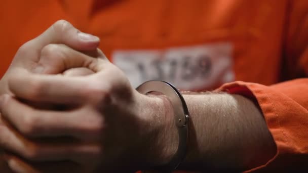 Prisonnier anxieux pétrissant les doigts, regrettant d'avoir commis un crime, mains gros plan — Video