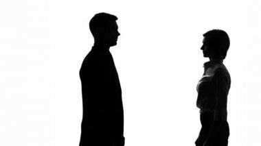 İnce ve kırılgan Sekreter patronu göğüs için sıkıca yapışan silüeti