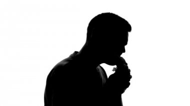 Aç adam siluet büyük iştah ısırma ve çiğneme yağlı fast food ile