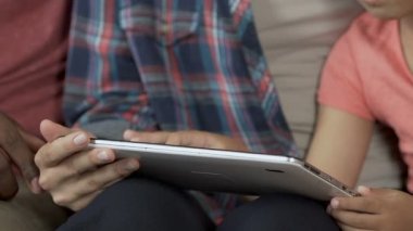 Bez internet salonu seçerek, tablet uygulama kaydırma anne ile kızı