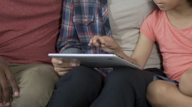 Küçük kız tablet online ile veliler yardım etmek, uzaktan eğitim görevleri yapmak