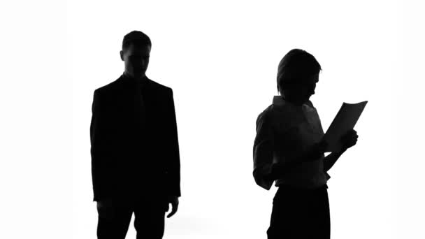 Mannelijke silhouet langzaam komen en ontroerend zijn secretaresse, seksuele intimidatie — Stockvideo