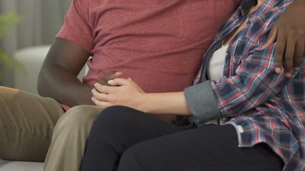 Elele ev kanepe ve gelecek planlama, sevgi ve hassasiyet üzerinde yeni evliler — Stok video
