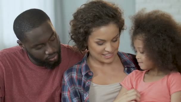 Mutlu oynarken kızı zaman birlikte, aile değerleri, çocuk bakımı harcama ebeveynler — Stok video