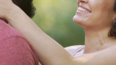 Parkta sarılma, her diğer, yakınlık arayan sevgili