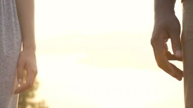 Erkek ve kadın eller katılmak ilk tarihi, birlik sembolü, romantik duygular