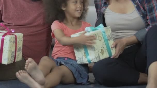 Hija recibiendo regalos de los padres, celebración de cumpleaños, sorpresa de vacaciones — Vídeos de Stock