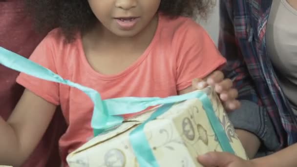 巻き毛の小さな女の子アンラップ クリスマス プレゼント ボックス、家族の伝統、驚き — ストック動画