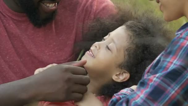 Otec, hladil tvář dítě s láskou, rodina relaxační v parku na dovolené, zábava — Stock video